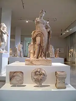Statue de culte en marbre d'Aphrodite Hypolympidia et offrandes votives.