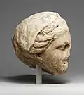 Tête en marbre d'une déesse voilée (IVe ou IIIe siècle av. J.-C.).