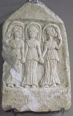 3 femmes, côte à côte, se tenant la main, bas de la robe légèrement évasé.