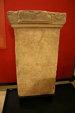 Vue d'un monument portant des inscriptions repeintes en rouge