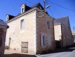 Logis et dépendances sur la rue Principale.