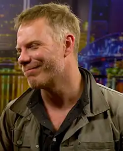 Marc Menancha&nbsp;(en) interprète Russ Langmore.