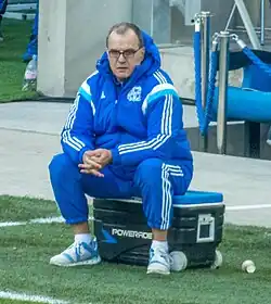 Photographie de Marcelo Bielsa assis sur une glacière.