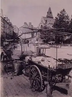 L'église au début du XXe siècle en arrière-plan du marché Mouffetard, photo d'Eugène Atget,