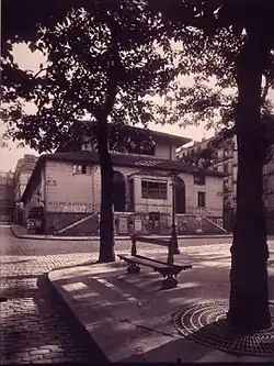 La place des Patriarches en 1924 avec l'entrée du marché (photo d'Eugène Atget).
