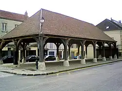 La halle de 1740, l'une des dernières halles subsistant dans le nord de l'Île-de-France. Restaurée en 2008, elle n'est cependant plus utilisée pour le marché hebdomadaire du vendredi matin, qui se tient dans la rue Bonnet à côté.