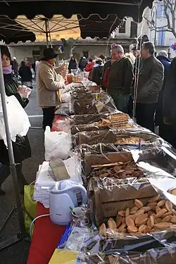 Marché provençal de la Saint-Valentin à Roquemaure.
