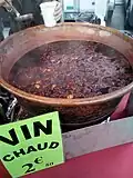Marmite de vin chaud sur un stand de marché alimentaire à Paris.