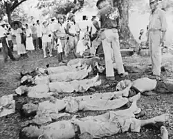 Cadavres lors de la marche de la mort de Bataan du camp de prisonniers de Cabanatuan.