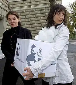 Photographie du dépôt des cartons de signatures par les membres du comité