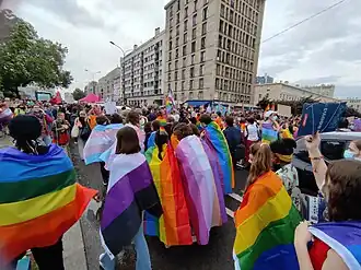 Photo de la gay pride avec de nombreux drapeaux des différentes communautés