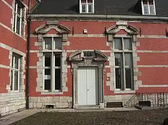 Porte d'entrée de l'aile nord.
