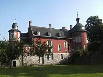 Château Bilquin-de Cartier datant du XVIIe&nbsp;siècle vu depuis la rive de la Sambre.