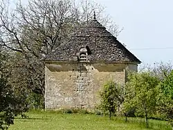 Pigeonnier dans le village de Marcillac.