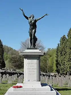 Cimetière, carré militaire : « La Belgique délivrée » par Léon Van den Houten, inauguré le 21 juillet 1922.