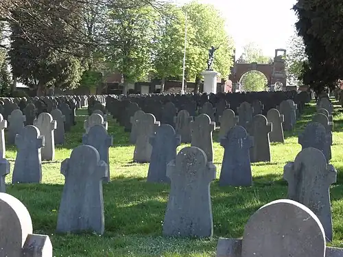 Cimetière, carré militaire, vue de détail.