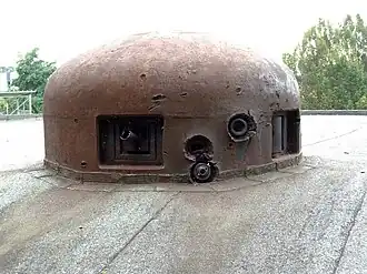 Cloche GFM marquée par des impacts (Casemate no&nbsp;35/3).