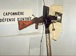 Un fusil-mitrailleur en position dans son créneau de tir (Casemate no&nbsp;35/3).