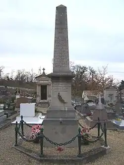 Le monument aux morts, au cimetière.