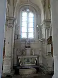 Chapelle étroite face au pan nord de l'abside.