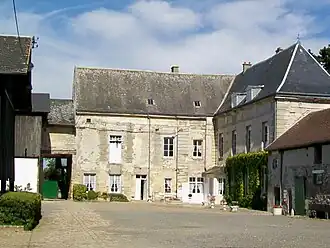 Le logis de la grande ferme, incorporant des vestiges de l'ancien château.