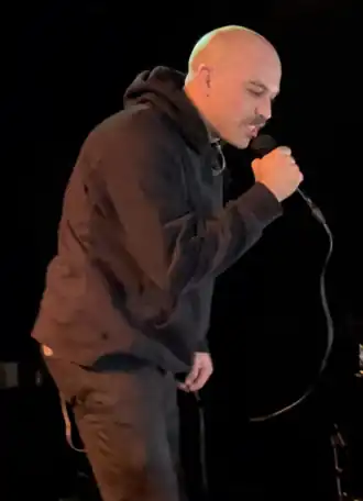 Mareux sur scène tenant un microphone.