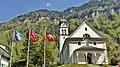 Les drapeaux de Wolfenschiessen, Nidwald et de la Suisse devant l'église Maria-Gebur.