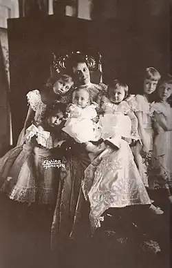 La grande-duchesse héritière et ses filles (1902).