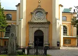 Le portail ouest, dessiné par Nicodème Tessin le Jeune, a été épargné par l'incendie de 1759.