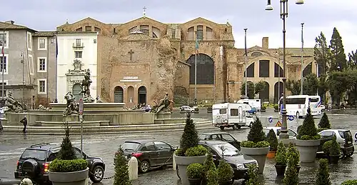 La fontaine et la façade de la basilique, en 2005.