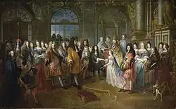 La cour, des religieux et un chien. Louis XIV est au centre. Les mariés sont à gauche, bénis par un prélat.