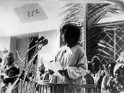 Photo noir et blanc d'une femme noire prononçant un discours