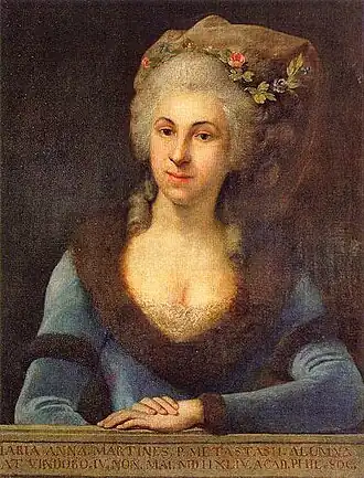 Tableau en couleurs représentant une femme en robe de velours bleue et fourrure, regardant de face vers la gauche, portant perruque et couronne de fleurs.
