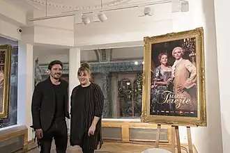 Deux des trois acteurs principaux de la série, Vojtěch Kotek (à gauche) et Stefanie Reinsperger (qui n'a joué que dans la saison 2), lors de la conférence de presse du 9 décembre 2019.