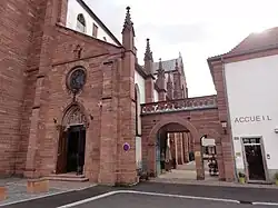 Entrée pour l'accès au prieuré et magasin religieux.