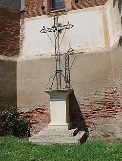 Croix en fer forgé à l'arrière de l'église.