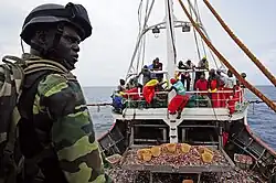 Marin sénégalais lors de l'inspection d'un bateau de pêche en 2012.