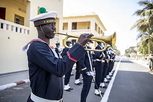 Les marins sénégalais portent des bachis à pompon vert.