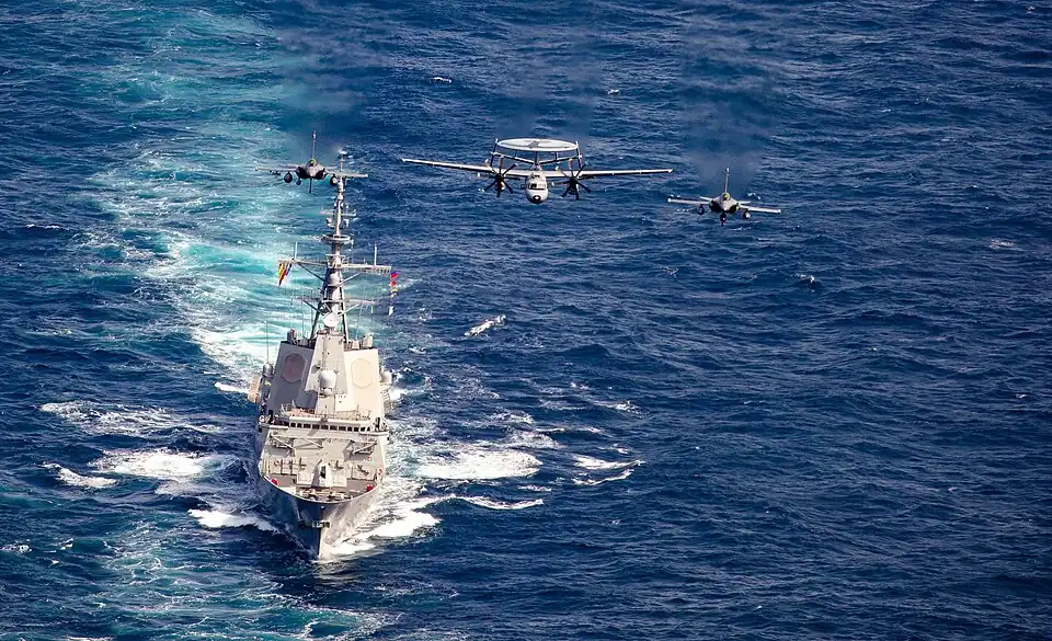 Le Blas de Lezo survolé par deux Dassault Rafale et un Grumman E-2 de la force maritime de l'aéronautique navale française pendant l'exercice « Formidable Shield 2023 » le 15 mai 2023.