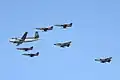 Un avion de patrouille maritime Breguet Atlantic, quatre RF-104G et deux Panavia Tornado en formation pour une parade en 1985.