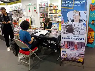 Dédicace de l'album par son auteure, le 24 novembre 2017, à la Fnac Montparnasse à Paris.