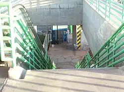 Escaliers menant au quai de la station.