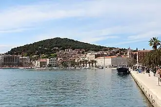 Split (au centre) et la colline Marjan (à gauche).