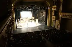 Intérieur de la salle, vue sur la scène