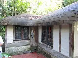 Photographie d'un cottage en bois et maçonnerie.