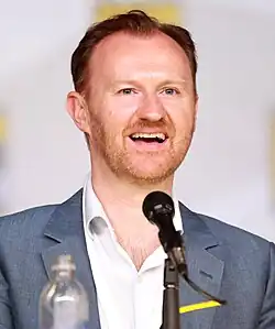 Portait en conférence de presse, en train de parler