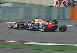 Photo de Mark Webber perdant une roue lors du Grand Prix de Chine 2013