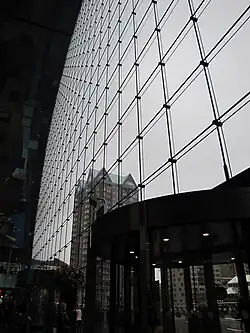 Câbles soutenant les fenêtres de l'entrée ouest.