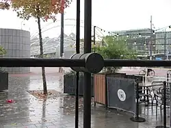 Détail des câbles soutenant les fenêtres de l'entrée ouest.