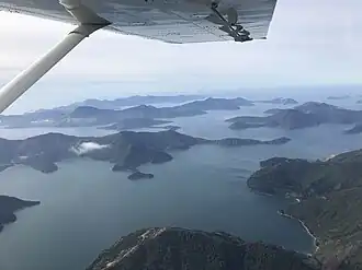 Photographie aérienne d'un littoral extrêmement découpé.